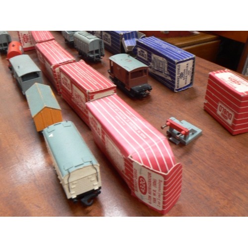 473 - BOXED HORNBY DUBLO WAGONS AND CARRIAGE, 1 IN WRONG BOX