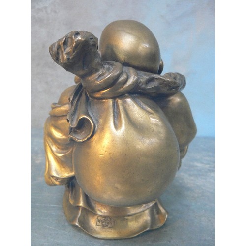 202 - A VINTAGE CHINESE BRONZE LAUGHING BUDDHA FIGURE WITH GOURD AND SACK. FOUNDRY MARK ON THE BACK