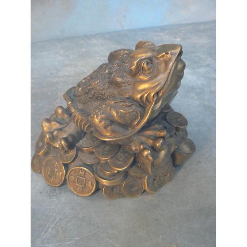 203 - A VINTAGE CHINESE BRONZE 