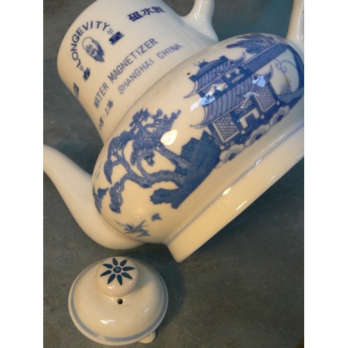 204 - AN UNUSUAL 20TH CENTURY CHINESE PORCELAIN TEAPOT 