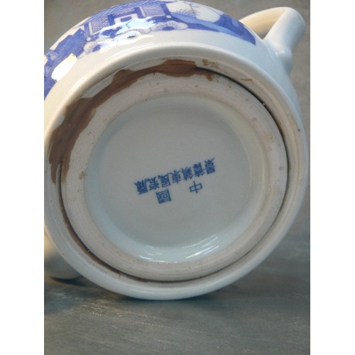 204 - AN UNUSUAL 20TH CENTURY CHINESE PORCELAIN TEAPOT 