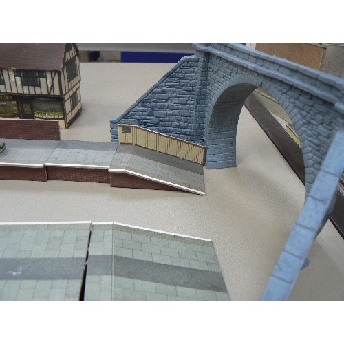 483 - OO GAUGE CARDBOARD STATION BUILDINGS, PLATFORMS + PLASTIC LIGHTS & TUNNEL MOUTH