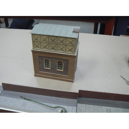 483 - OO GAUGE CARDBOARD STATION BUILDINGS, PLATFORMS + PLASTIC LIGHTS & TUNNEL MOUTH