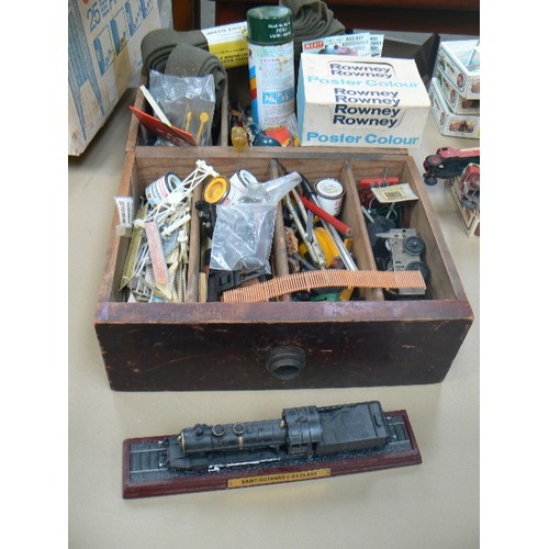 486 - 2 WOODEN TRAYS OF MODEL ACCESSORIES, PAINT ETC + STEAM LOCO ON PLINTH