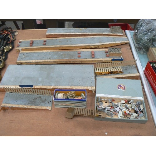 497 - VINTAGE TINPLATE O GAUGE PLATFORMS & ROAD SIGNS