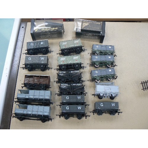 492 - 16 OO GAUGE MODEL RAILWAY WAGONS + 2 GARHAM FARISH BOXES