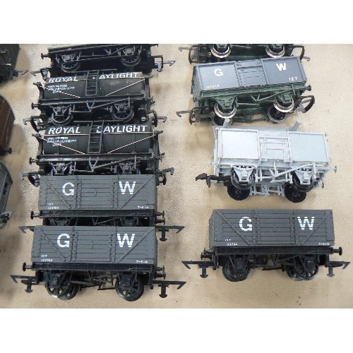 492 - 16 OO GAUGE MODEL RAILWAY WAGONS + 2 GARHAM FARISH BOXES