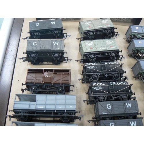 492 - 16 OO GAUGE MODEL RAILWAY WAGONS + 2 GARHAM FARISH BOXES