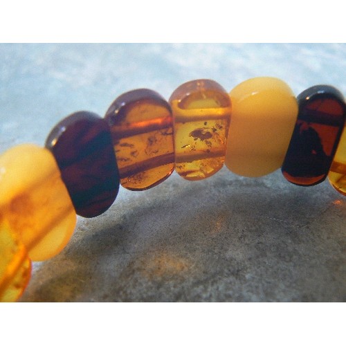 26B - A CONTEMPORARY STYLE REAL AMBER EXPANDING BRACELET, WITH BUTTERSCOTCH AND DARKER COLOUR AMBER BEADS