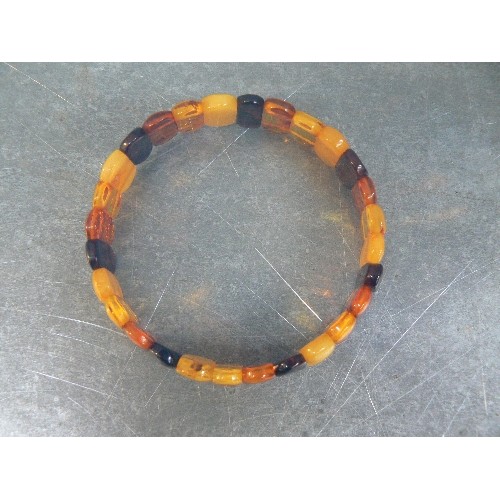 26B - A CONTEMPORARY STYLE REAL AMBER EXPANDING BRACELET, WITH BUTTERSCOTCH AND DARKER COLOUR AMBER BEADS