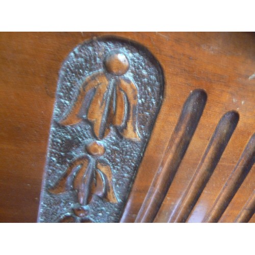 386 - A 1920'S WALNUT BOW FRONTED SIDEBOARD WITH THREE CENTRAL DRAWERS FLANKED BY TWO CUPBOARDS. THE UPSTA... 