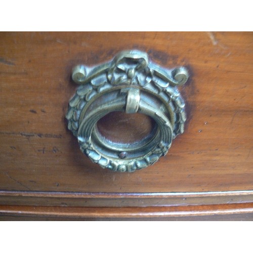 386 - A 1920'S WALNUT BOW FRONTED SIDEBOARD WITH THREE CENTRAL DRAWERS FLANKED BY TWO CUPBOARDS. THE UPSTA... 