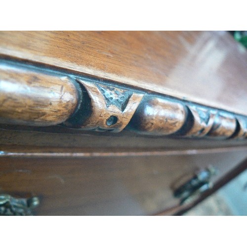 386 - A 1920'S WALNUT BOW FRONTED SIDEBOARD WITH THREE CENTRAL DRAWERS FLANKED BY TWO CUPBOARDS. THE UPSTA... 