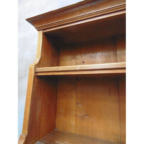 356 - A LATE 19TH OR EARLY 20TH CENTURY PITCH PINE BOOKCASE WITH 4 SHELVES OF GRADUATED DEPTH. 82CM X 25CM... 