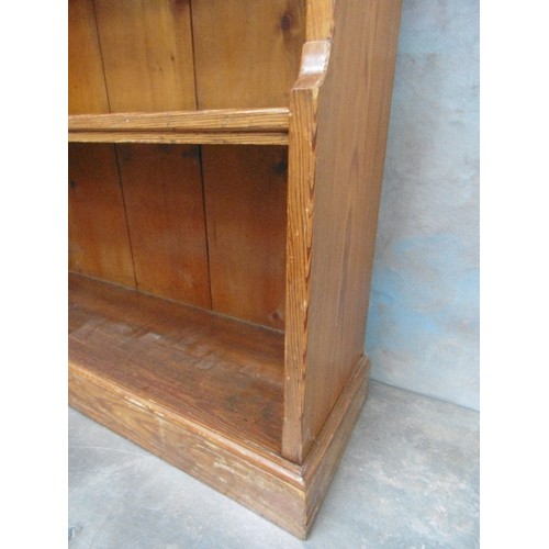 356 - A LATE 19TH OR EARLY 20TH CENTURY PITCH PINE BOOKCASE WITH 4 SHELVES OF GRADUATED DEPTH. 82CM X 25CM... 