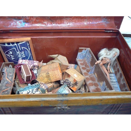 508 - VINTAGE METAL TRUNK WITH CONTENTS OF TOYS, MODEL BUILDINGS ETC