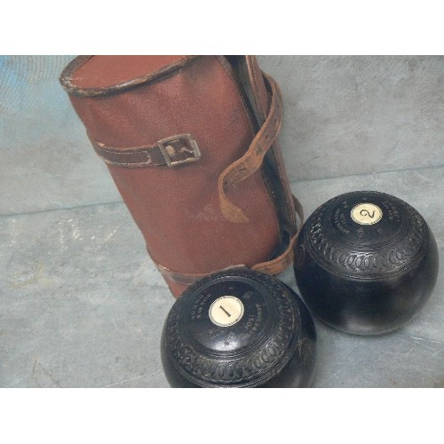 209 - PAIR OF VINTAGE JAQUES ANS SONS LAWN BOWLS IN AN OLD LEATHERETTE BAG