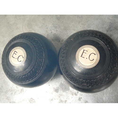 209 - PAIR OF VINTAGE JAQUES ANS SONS LAWN BOWLS IN AN OLD LEATHERETTE BAG