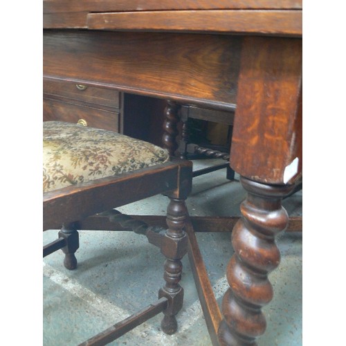 388 - 1920'S OAK DRAW LEAF DINING TABLE WITH BARLEY TWIST LEGS AND CROSS STRETCHERS, WITH FIVE MATCHING DI... 