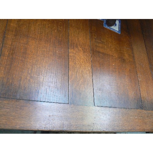 388 - 1920'S OAK DRAW LEAF DINING TABLE WITH BARLEY TWIST LEGS AND CROSS STRETCHERS, WITH FIVE MATCHING DI... 