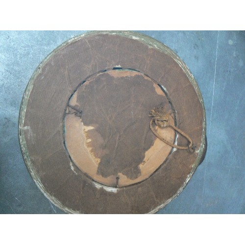 134 - A VICTORIAN CIRCULAR PHOTOGRAPH FRAME IN GILT FINISH WITH A LAUREL WREATH DECORATION - 23CM DIA