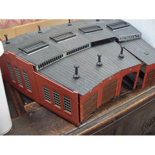 512 - MODEL RAILWAY BUILDINGS INCLUDING STEAM LOCOMOTIVE ROUNDHOUSE, SCENICS ETC