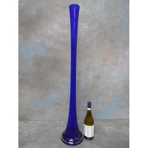 298A - A VERY TALL  LATE 20TH CENTURY COBALT BLUE ART GLASS VASE - 1 METRE TALL