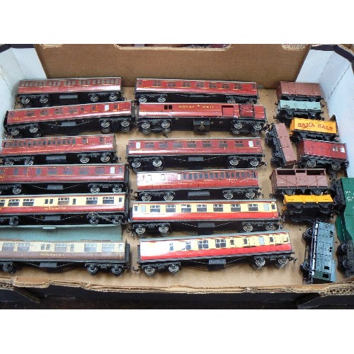 524 - QUANTITY OF HORNBY DUBLO CARRIAGES & WAGONS