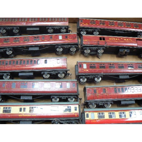 524 - QUANTITY OF HORNBY DUBLO CARRIAGES & WAGONS