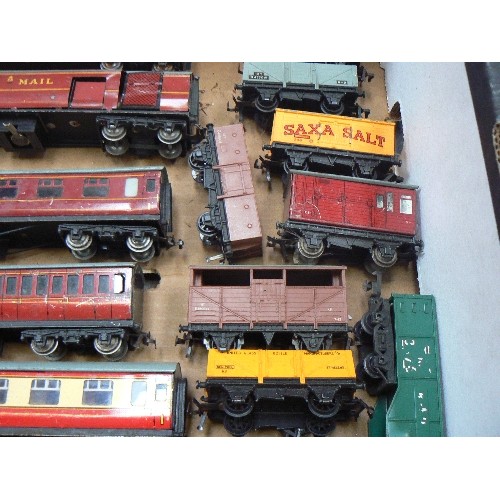 524 - QUANTITY OF HORNBY DUBLO CARRIAGES & WAGONS