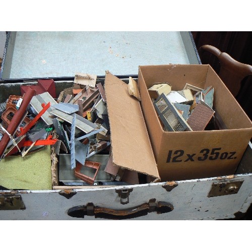 526 - VINTAGE TRUNK & CONTENTS OF MODEL RAILWAY PLATFORMS, BUILDINGS ETC