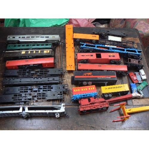 530 - OO MODEL RAILWAYS FOR SPARES & REPAIRS INC CAR TRANSPORTER WITH CARS