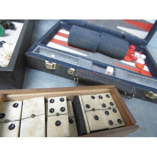 130 - VINTAGE AND MODERN GAMES INCLUDING AN UNUSUAL CELLULOID CHESS SET, BONE DOMINOES IN BOX, ROSEWOOD BO... 