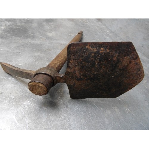 434 - A WW2 ENTRENCHING TOOL WITH ORIGINAL CANVAS BAG - METAL WORK MARKED  1942 CHILINGTON WITH BROAD ARRO... 