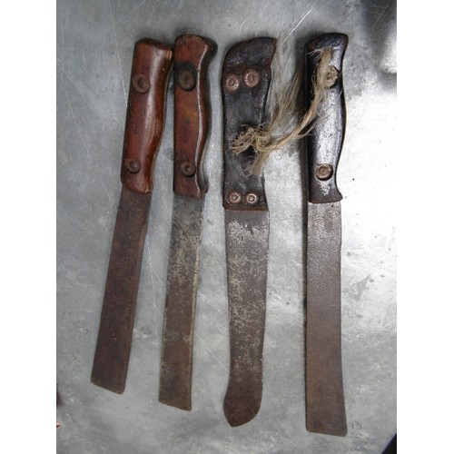 441 - THREE VINTAGE MILITARY SQUARE TIPPED MACHETES - 35CM BLADES, TWO WITH BROAD ARROW MARKS (ONE ALSO WI... 