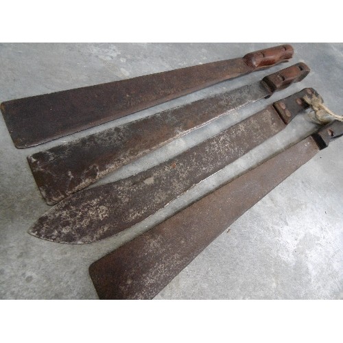 441 - THREE VINTAGE MILITARY SQUARE TIPPED MACHETES - 35CM BLADES, TWO WITH BROAD ARROW MARKS (ONE ALSO WI... 