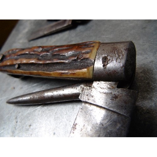 442 - TWO ANTIQUE AND A LATER POCKET / CLASP KNIFE. INCLUDES A GOOD LATE 19TH OR EARLY 20TH CENTURY CLASP ... 