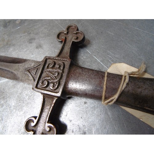 447 - A VICTORIAN DRUMMER BANDSMAN SHORT SWORD BY MOLE OF BIRMINGAM WITH BROAD ARROW MARK ON BLADE. POSSIB... 