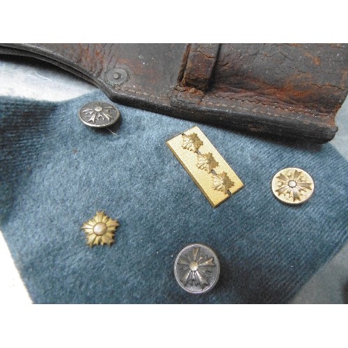 452 - MILITARY AND NAVAL ITEMS INCLUDING A BEDFORDSHIRE REGIMENT EMBROIDERED PANEL, POSS WW1, A WHITE NAVA... 