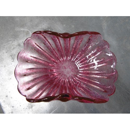 298D - LARGE GLASS SHELL SHAPED BOWL IN PINK SPECKLED RIBBED DESIGN, PROBABLY MURANO - 32CM ACROSS