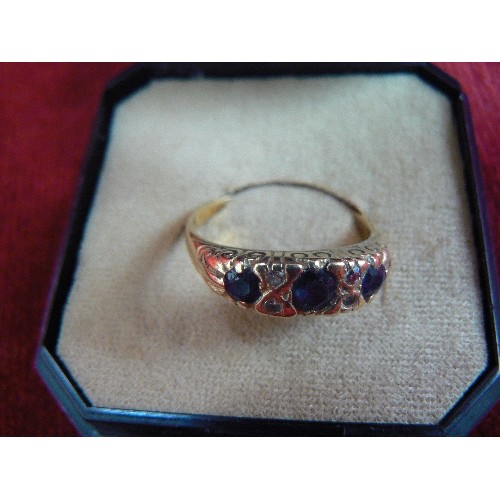 66 - AN 18ct GOLD RING WITH 3 SAPPHIRES AND ROUND CUT DIAMONDS WEIGHT 4.18 SIZE O