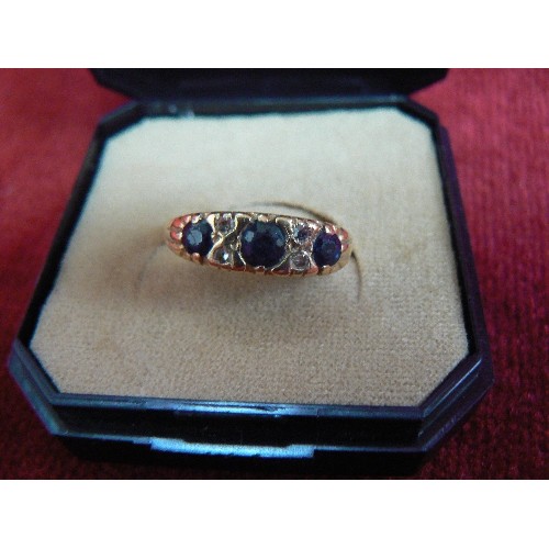 66 - AN 18ct GOLD RING WITH 3 SAPPHIRES AND ROUND CUT DIAMONDS WEIGHT 4.18 SIZE O