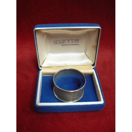 15 - A PAIR OF SILVER NAPKIN RINGS BIRMINGHAM 1985 BY Harman Brothers WEIGHT 22.84G IN GIFT BOXES