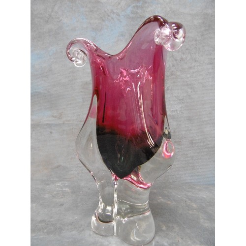 298C - A CIRCA 1970'S CENTURY CZECH GLASS VASE, IN CLEAR AND BURGUNDY COLOURS, PROBABLY BY JOSEF HOSPODKA F... 