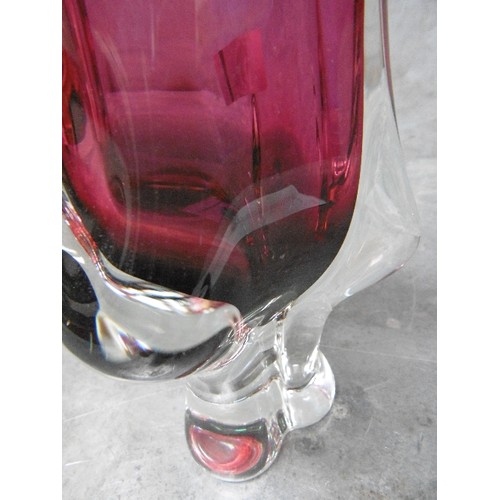 298C - A CIRCA 1970'S CENTURY CZECH GLASS VASE, IN CLEAR AND BURGUNDY COLOURS, PROBABLY BY JOSEF HOSPODKA F... 