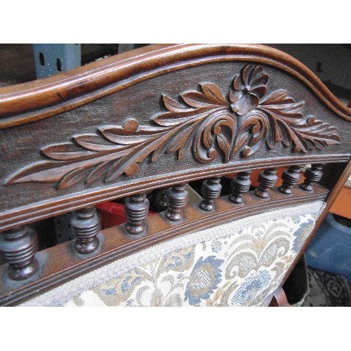 392 - LATE 19TH CENTURY MAHOGANY FRAMED CHAISE LONGUE WITH TURNED SPINDLES IN THE BACK RAIL, AND A MATCHIN... 