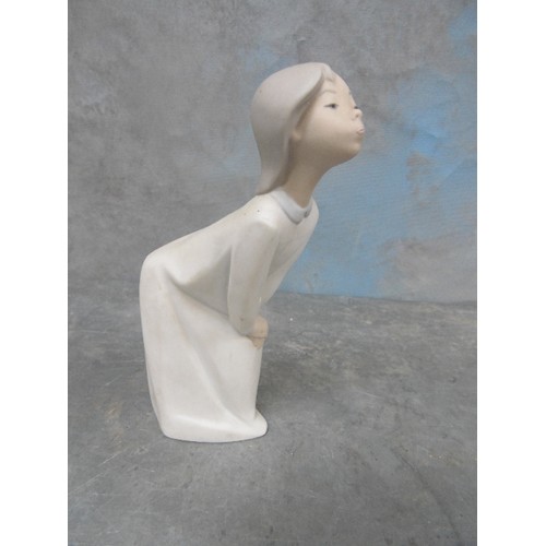 199G - A LLADRO NAO FIGURE OF A GIRL LEANING FORWARD, WITH A MATT GLAZE - 20CM H