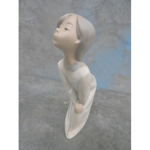 199G - A LLADRO NAO FIGURE OF A GIRL LEANING FORWARD, WITH A MATT GLAZE - 20CM H