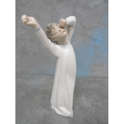 199D - A LLADRO PORCELAIN FIGURE OF A CHILD YAWNING - 24CM