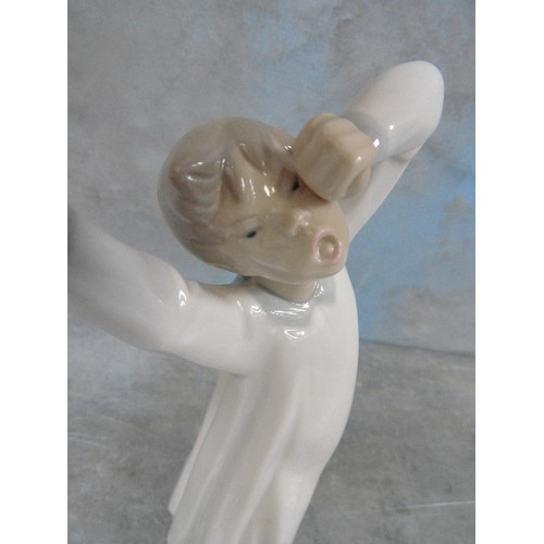 199D - A LLADRO PORCELAIN FIGURE OF A CHILD YAWNING - 24CM